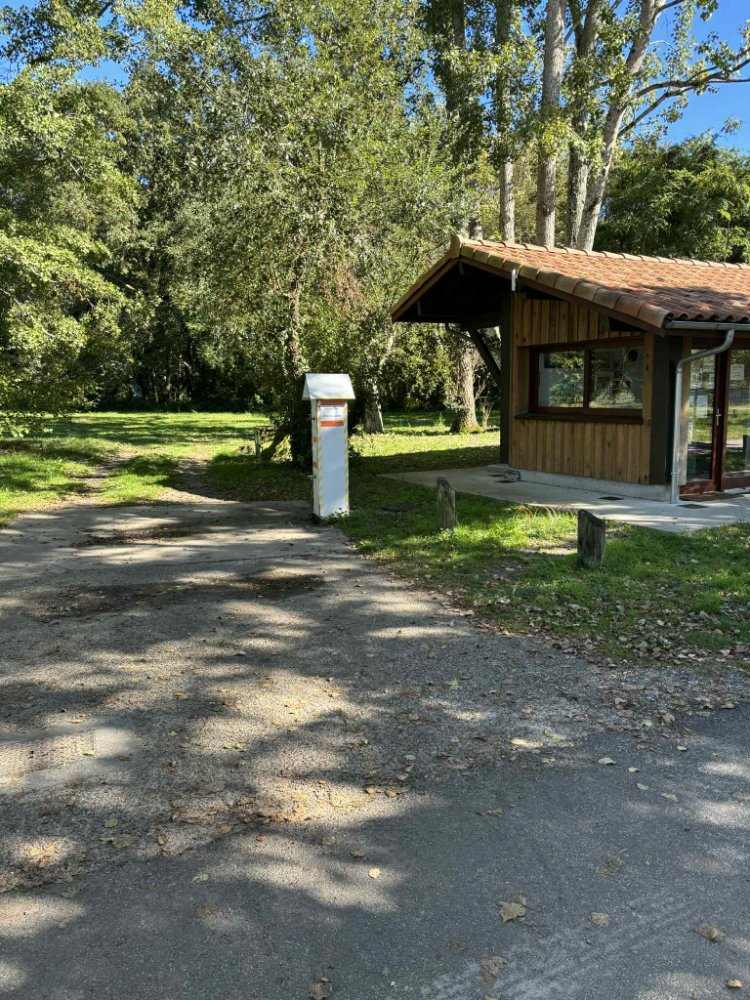 Aire camping-car  Sainte-Eulalie-en-Born (40200) - Photo 3